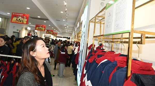 “校服超市”开业：一个中部人口大县的校服改革探索